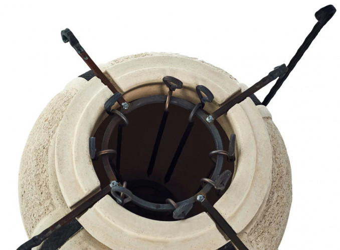 Тандыр Сармат Есаул с термометром в Томске